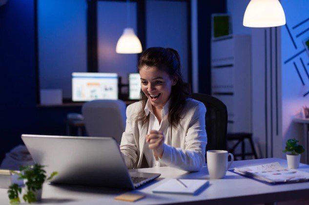 Mulher Computador Sucesso Feliz