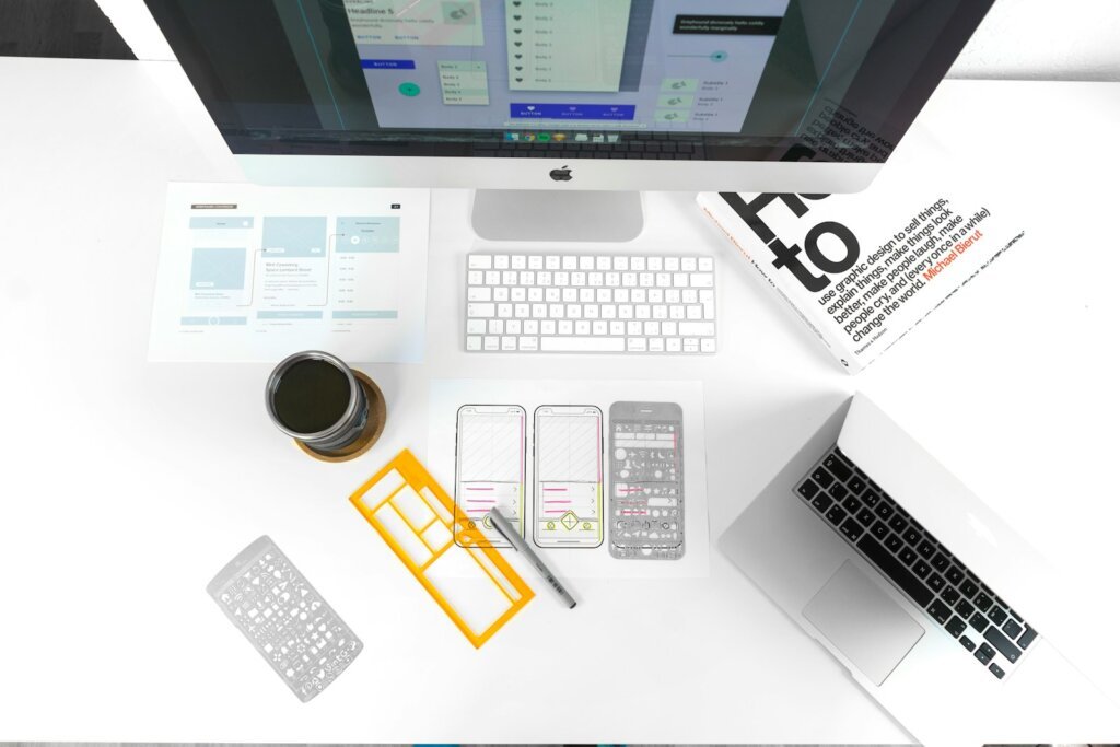 Fortalecer sua marca com um site profissional 
silver MacBook Air on table near iMac